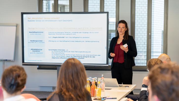 Kronzeugin oder Nestbeschmutzer? Ein Abend voller Einsichten und Gegensätze bei Eversheds Kronzeugin oder Nestbeschmutzer? Ein Abend voller Einsichten und Gegensätze bei Eversheds