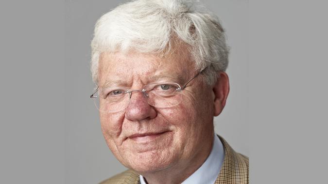 The relationship between constitutional monarchy and economic growth