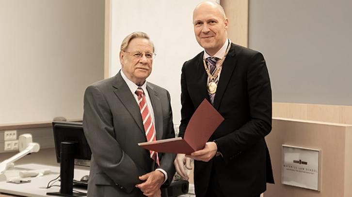 Professor Dr. Hay ausgezeichnet
