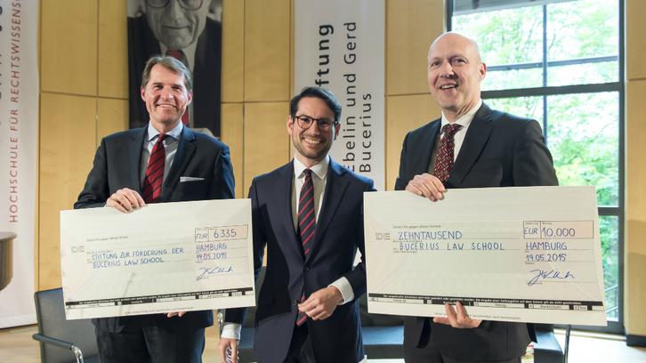 Bucerius Alumni Association makes generous donation for 15-year celebration