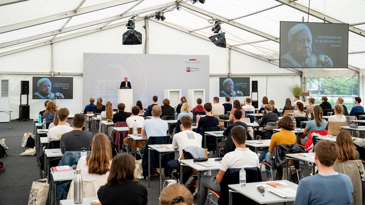 Analoges und Digitales kombinieren: Bucerius Law School startet mit hybridem Lehrbetrieb ins Herbsttrimester Analoges und Digitales kombinieren: Bucerius Law School startet mit hybridem Lehrbetrieb ins Herbsttrimester