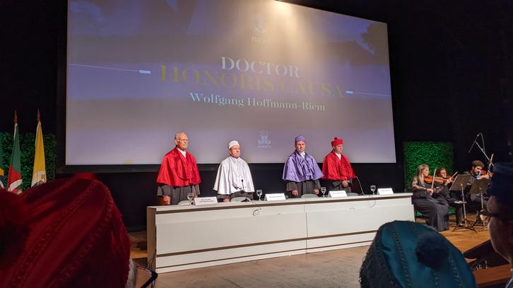 Ehrendoktorwürde für Prof. Wolfgang Hoffmann-Riem Ehrendoktorwürde für Prof. Wolfgang Hoffmann-Riem
