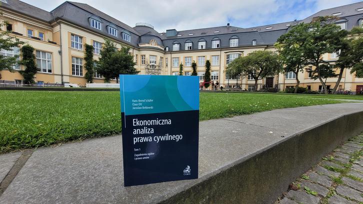 Der erste Band der polnischen Ausgabe "Ökonomische Analyse des Zivilrechts" (Prof. Hans-Bernd Schäfer) erschienen Der erste Band der polnischen Ausgabe "Ökonomische Analyse des Zivilrechts" (Prof. Hans-Bernd Schäfer) erschienen