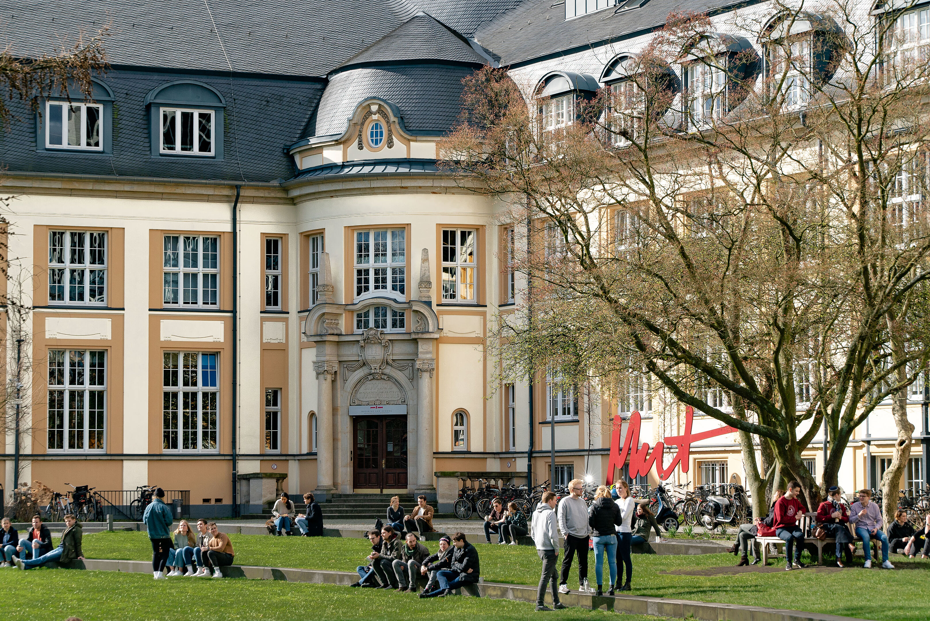 Studierende auf dem Campus der Bucerius Law School
